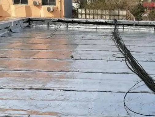 古丈卫生间漏水维修公司分享下古丈屋面楼顶防水刚性防水层施工要点。